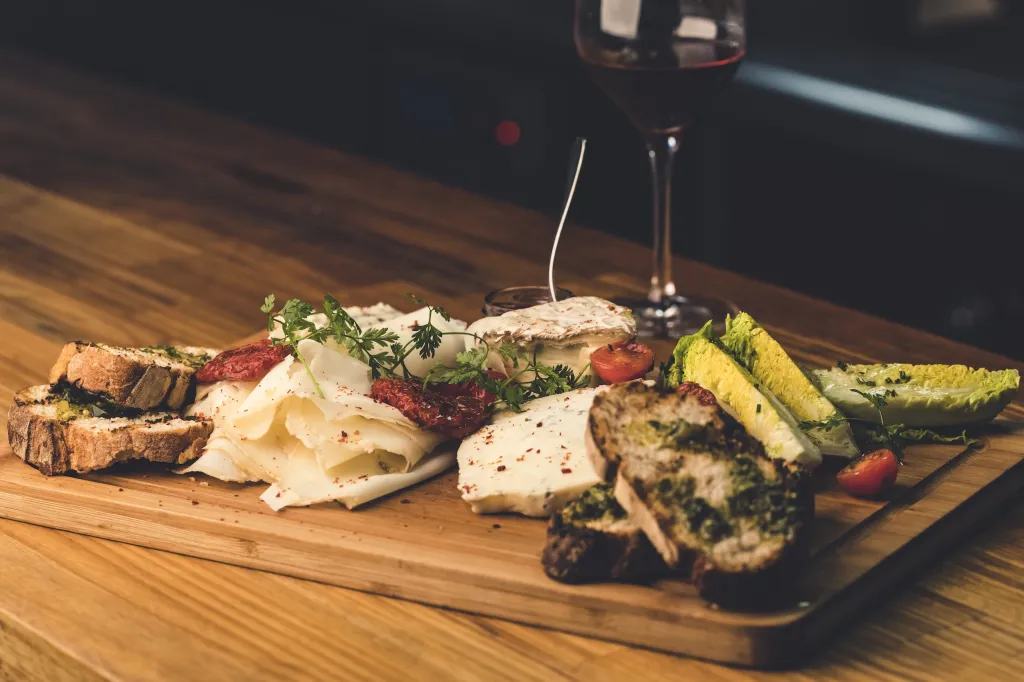 Restaurant tapas avec planches à partager et cave à vin à Bordeaux Camille Jullian