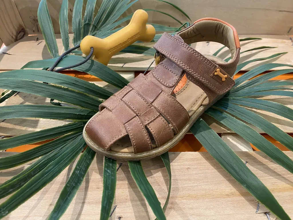 Nu pied garçon pour pied fin près de Lormont