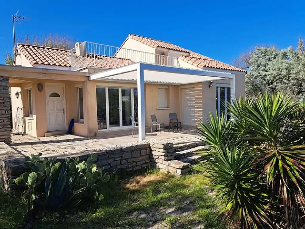 Pose pergola bioclimatique aluminium adossée à lames orientables sur terrasse à Mèze dans l’Hérault 34140