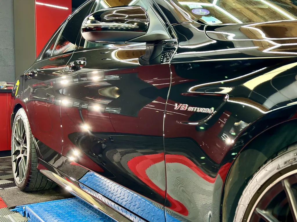 Detailing auto rénovation carrosserie lyon traitement céramique Mercedes C63 AMG