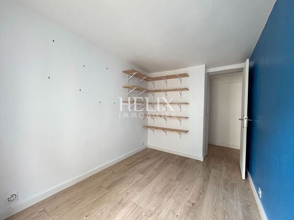 A vendre centre ville à Saint Germain en Laye un appartement avec deux chambres. 