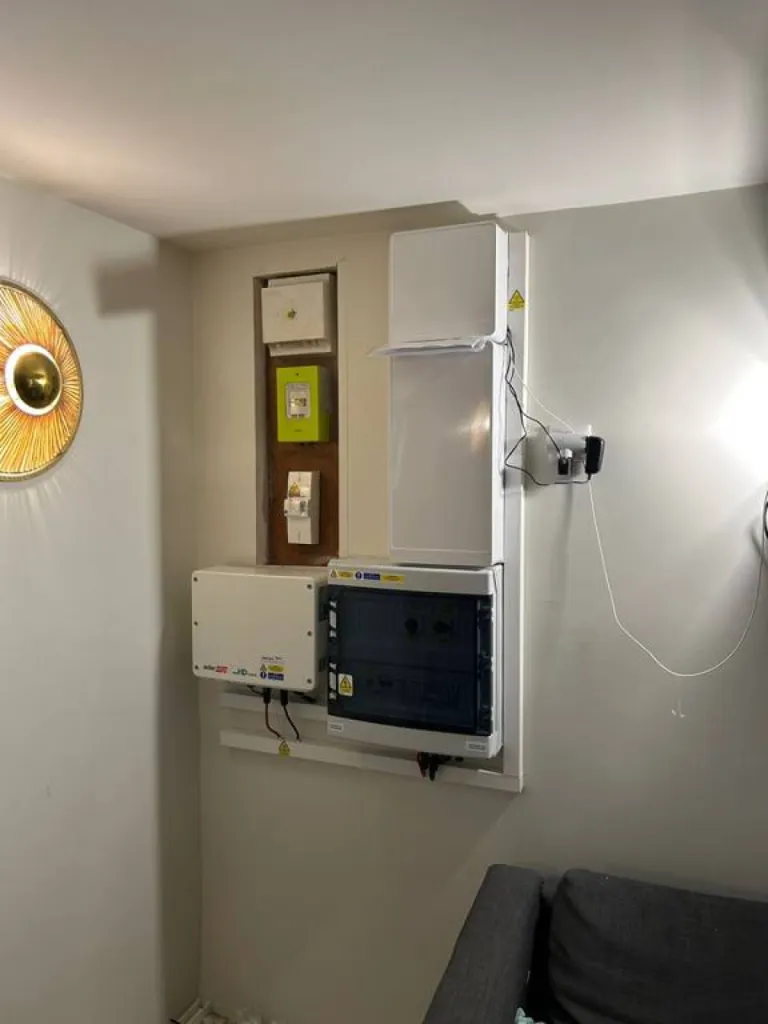 Installation de 12 panneaux solaires Dualsun avec un raccordement pour la revente du surplus