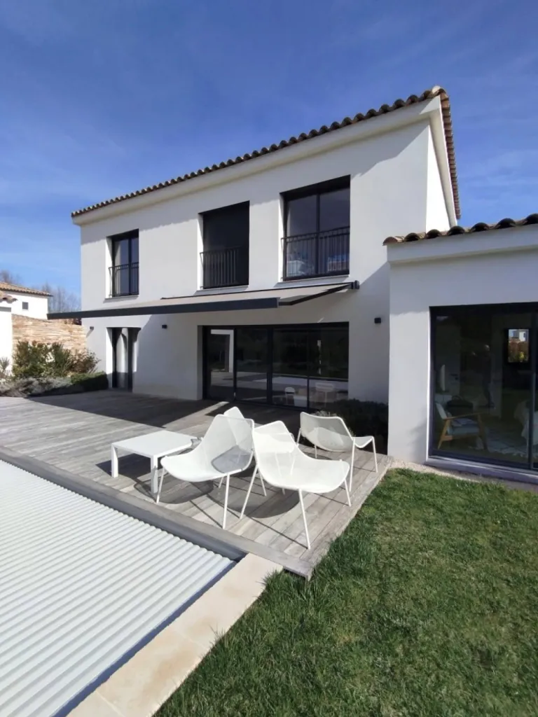Pose de store extérieur en façade dans la région PACA