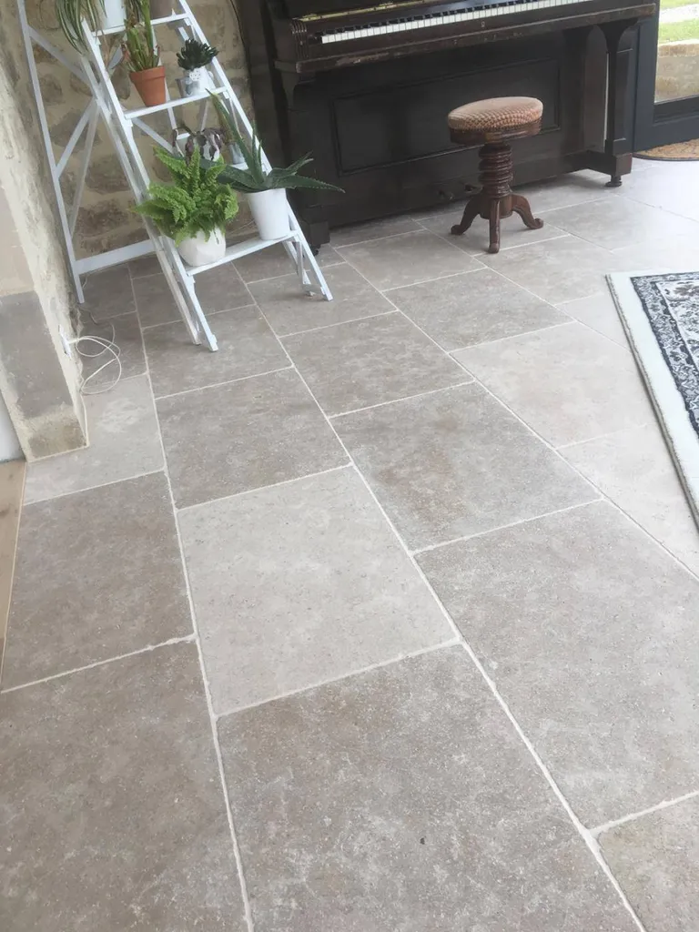 DALLAGES INTERIEURS / SEJOUR EN PIERRE NATURELLE DE SAHARA BEIGE 