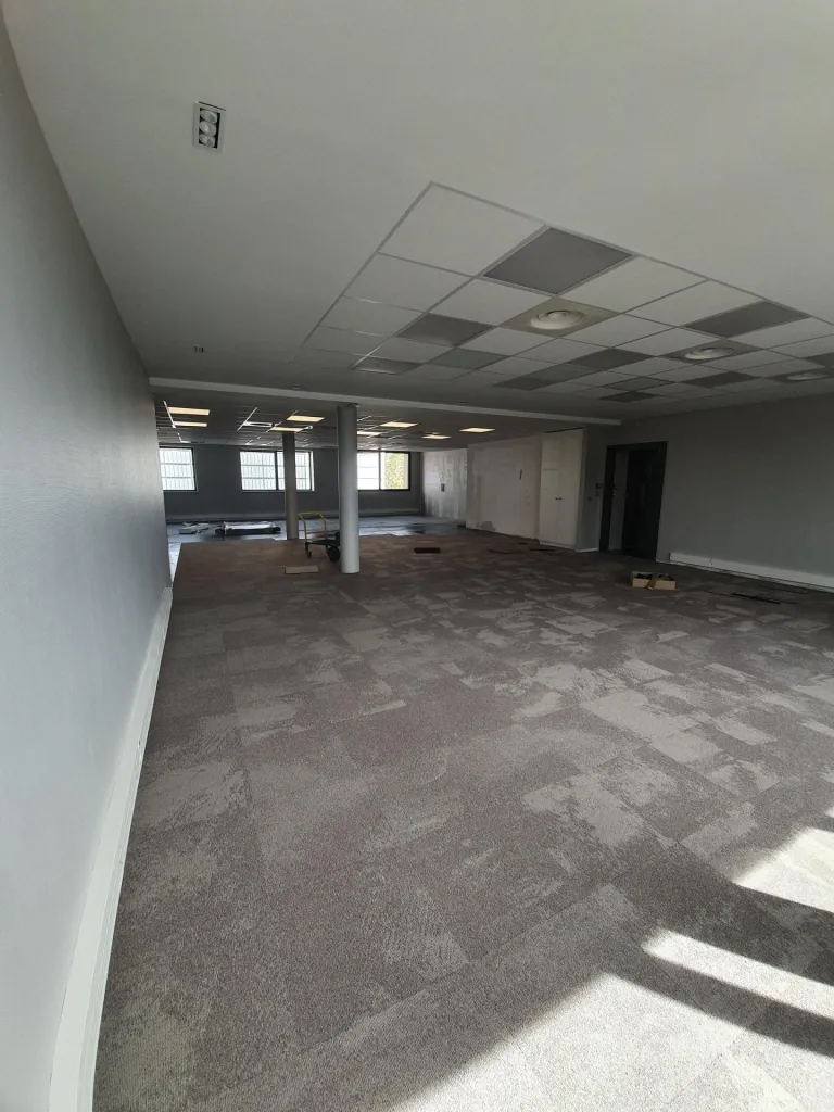 Pose de dalles moquette dans open space avec préparation du sol et rendu final avant-après à Strasbourg