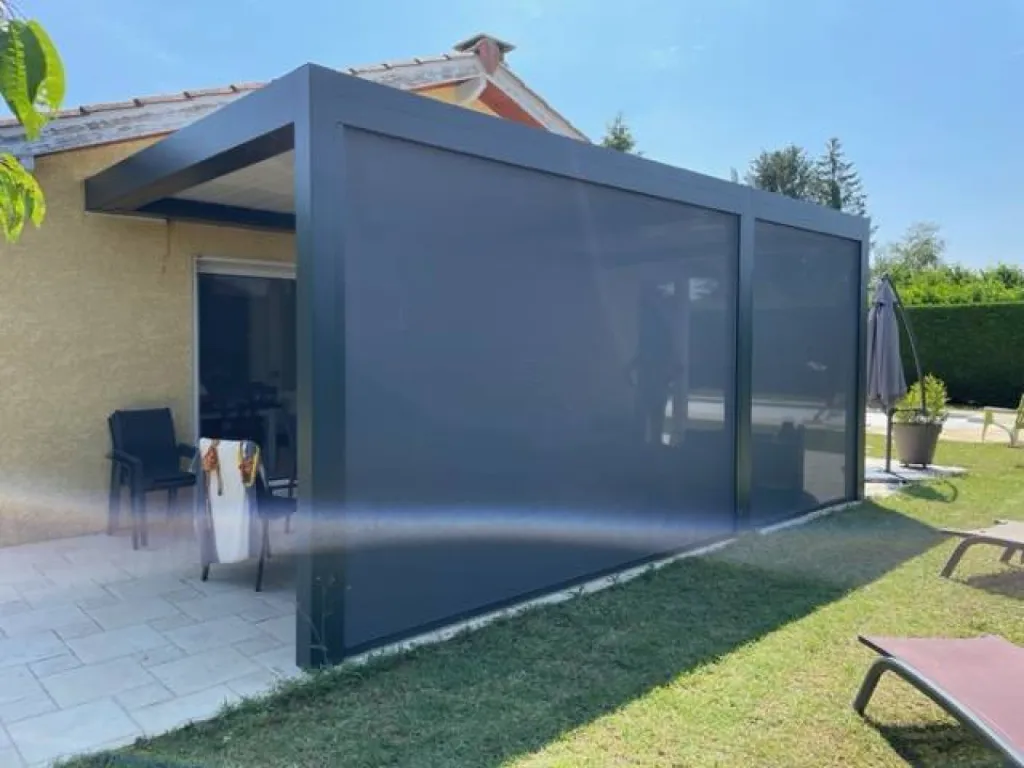 Installation d'une pergola bioclimatique aluminium sur mesure de marque MARQUISES en région Rhône Alpes à Saint-Romain-de-Jalionas