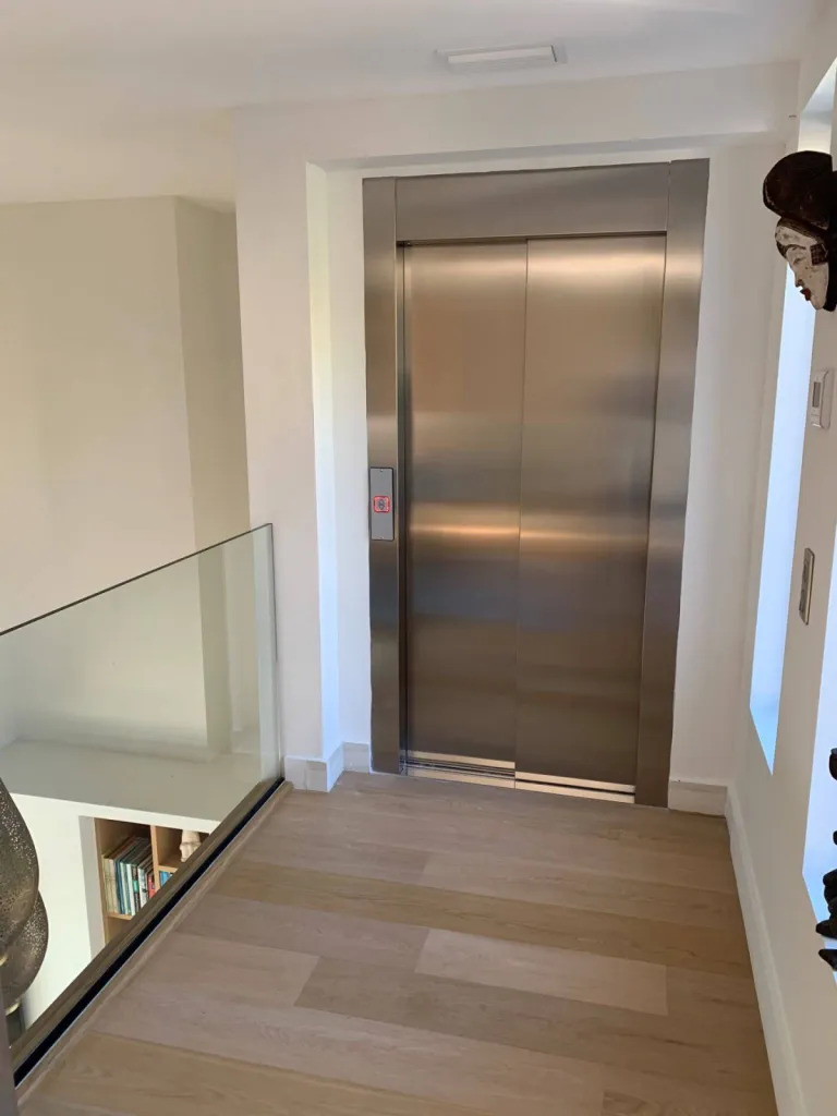 Au dernier niveau super plan de cet ascenseur de maison VIMEC en intérieur sur 3 niveaux avec accès d'équerre et portes télescopiques près de Fréjus entre Aix en Provence et Cannes