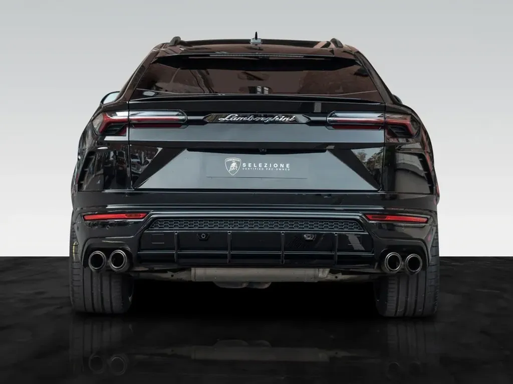 Lamborghini Urus noir – vue arrière avec double échappement sport