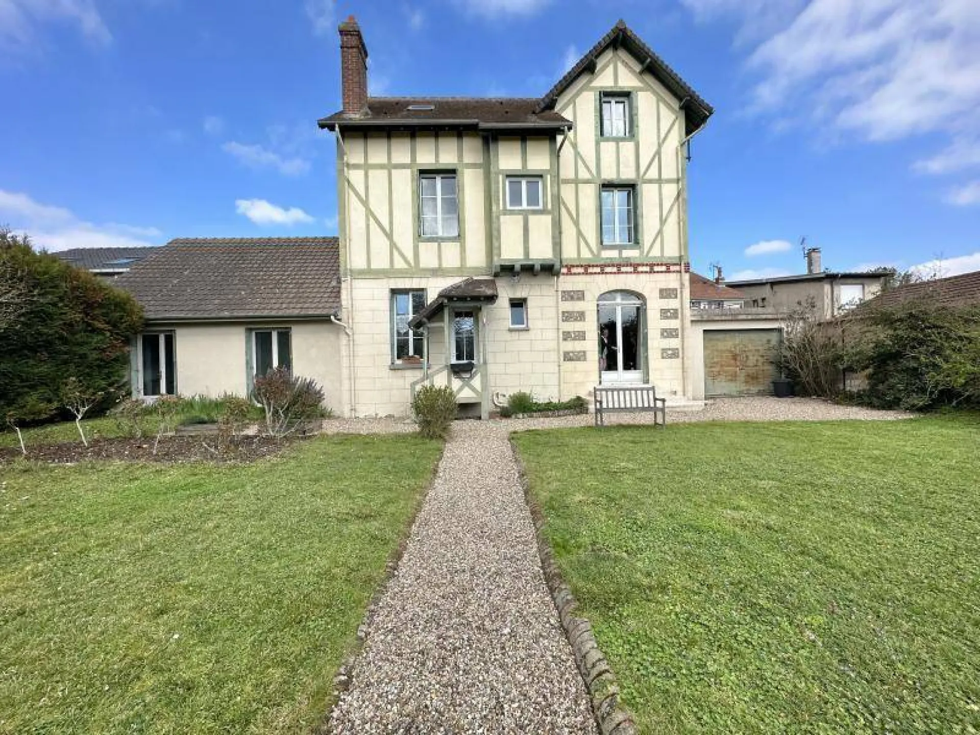 A vendre maison bourgeoise avec jardin sur la commune de ST AUBIN LES ELBEUF 76410