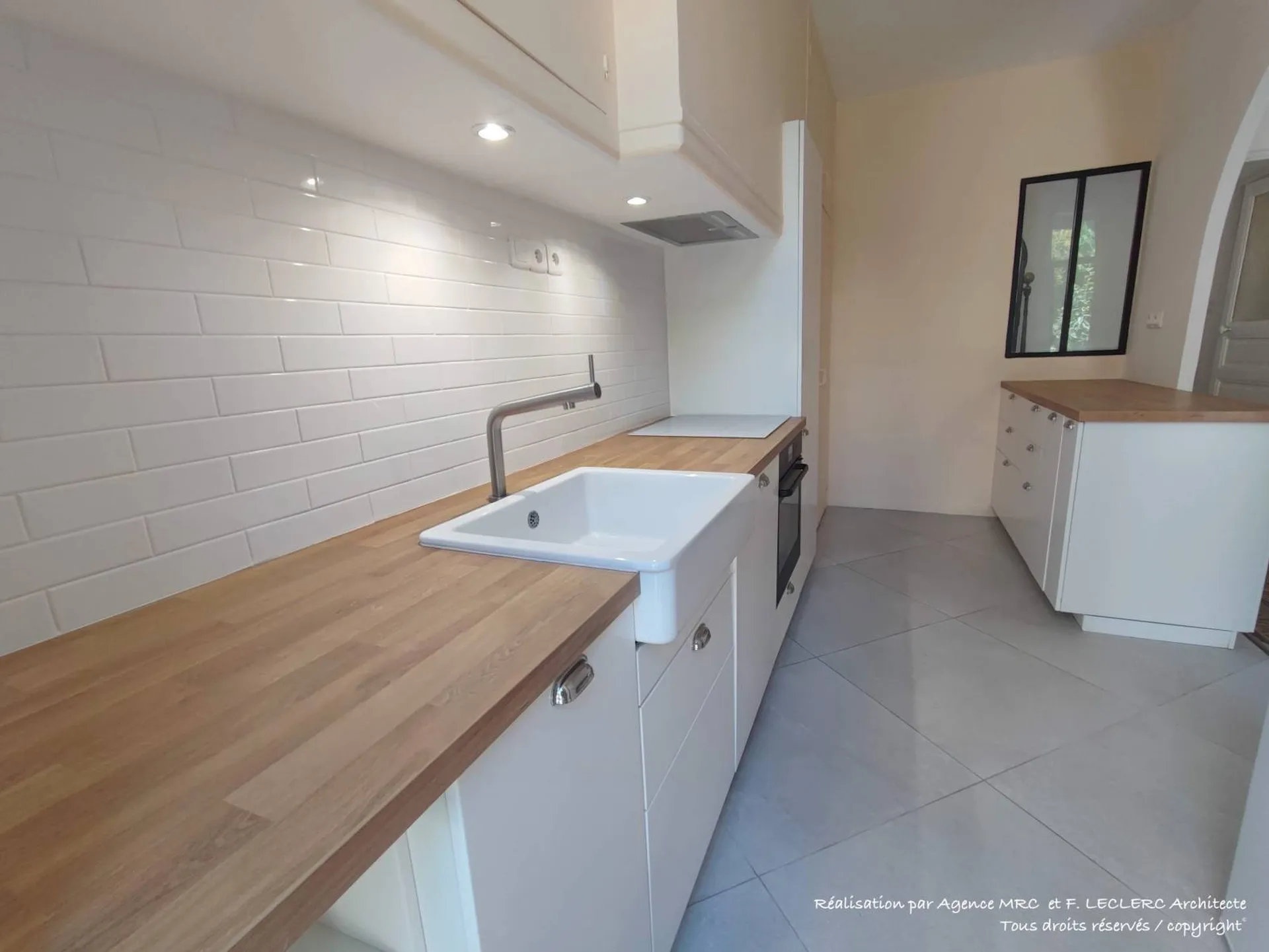 Béton brut et bois : Une cuisine de Marseille (13009) se refait une beauté avec un architecte d’intérieur