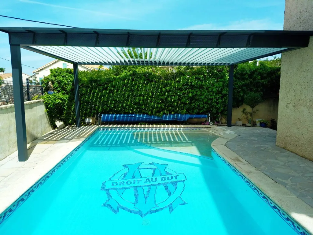 Installation d'une pergola en aluminium grise anthracite de la marque Technal à Gignac-la-Nerthe