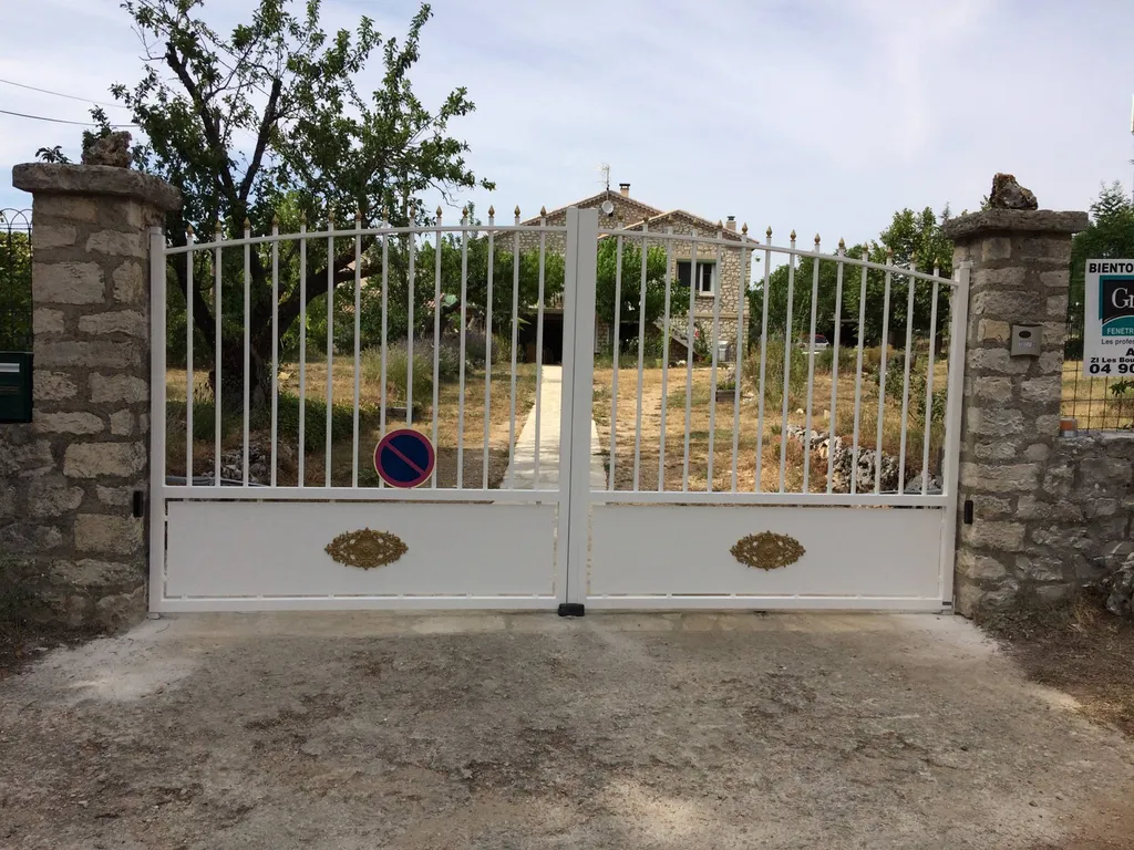 Portail en aluminium blanc sur mesure à Sault