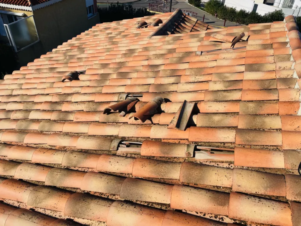 Intervention de couvreur pour réparation et révision de toiture de maison près de Martigues 