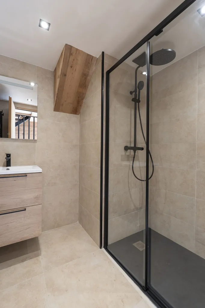 Appartement T3 + mezzanine à vendre dans chalet rénové à Pralognan-la-Vanoise – authenticité et confort moderne au cœur du village