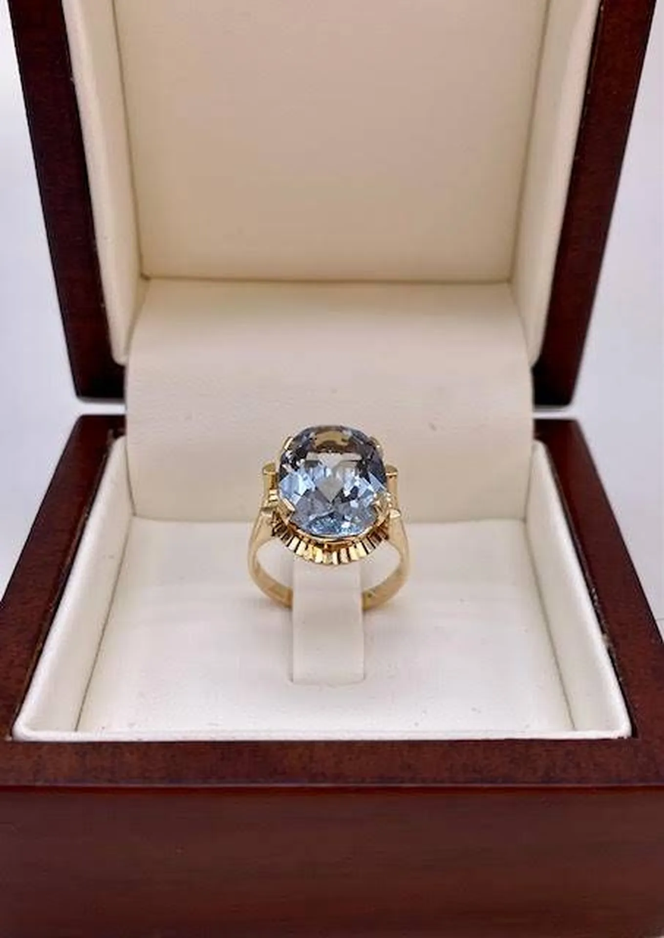 Or Ligne à La Teste de Buch : Laissez-vous Séduire par notre Bague en Or avec Topaze Bleue