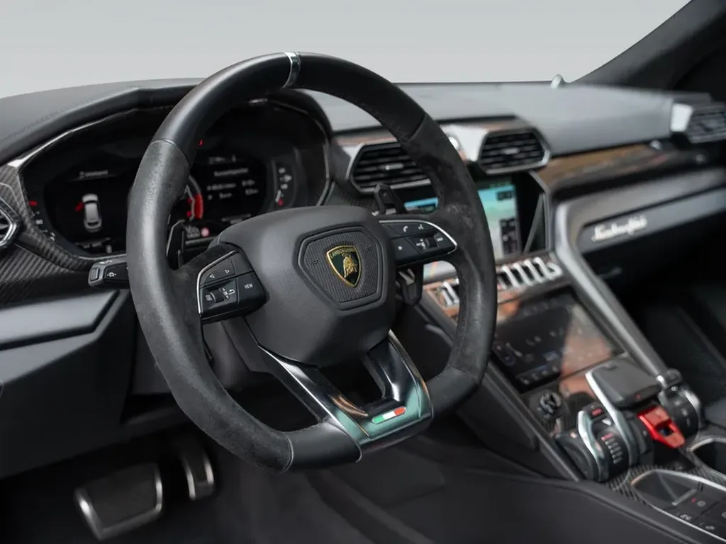 Lamborghini Urus – poste de conduite avec volant multifonction Lamborghini