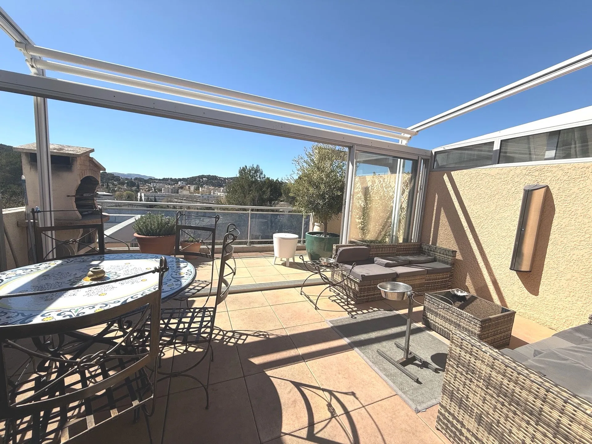 Belle terrasse de 32m² pour ce type 3 à vendre situé dans une résidence de standing à Carnoux en Provence