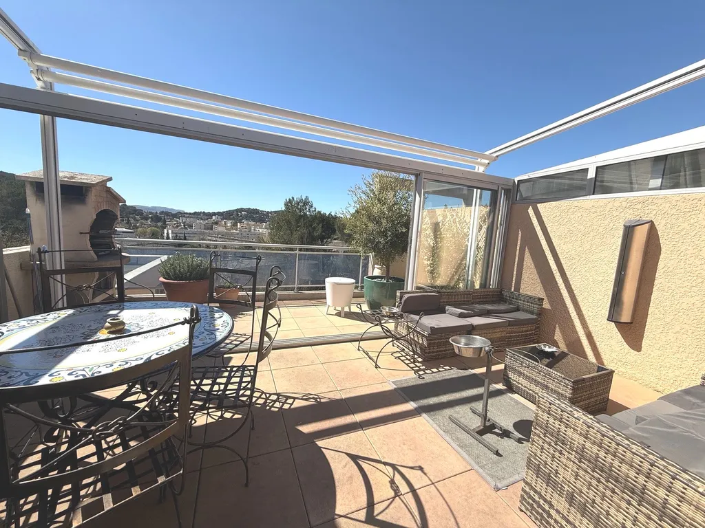 Belle terrasse de 32m² pour ce type 3 à vendre situé dans une résidence de standing à Carnoux en Provence