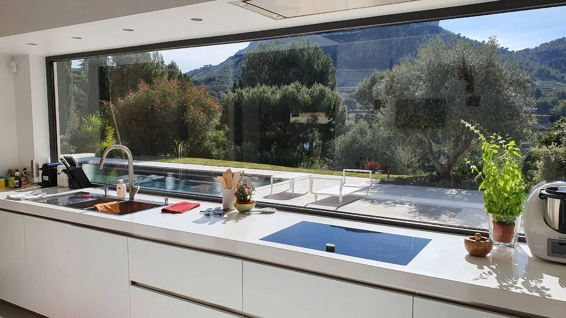 Vente maison moderne dans un cadre exceptionnel, prestations luxe, piscine et vue Couronne de Charlemagne Cassis  