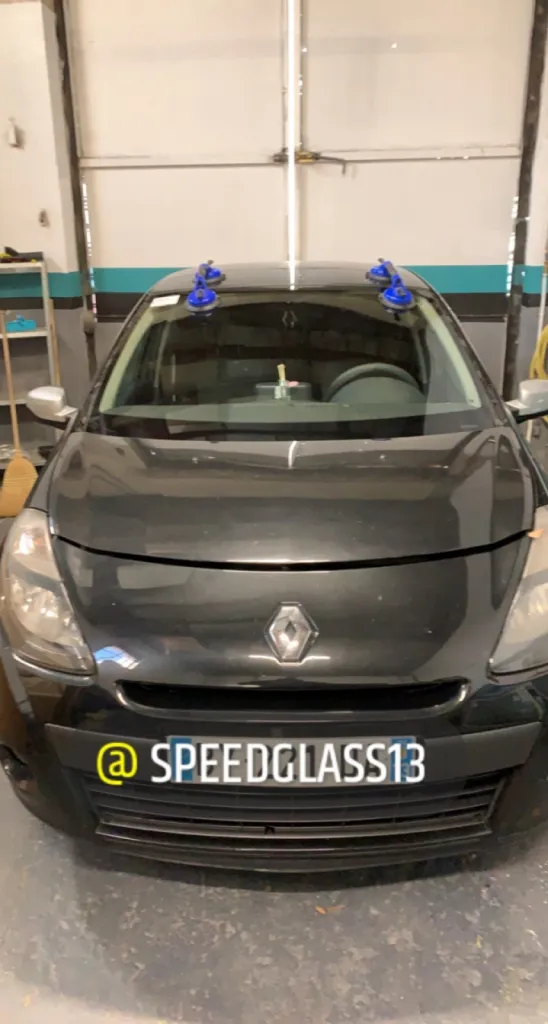 Remplacement de pare-brise sur Renault Clio 3 à Marseille 13013 Château Gombert avec franchise offerte et 150 €