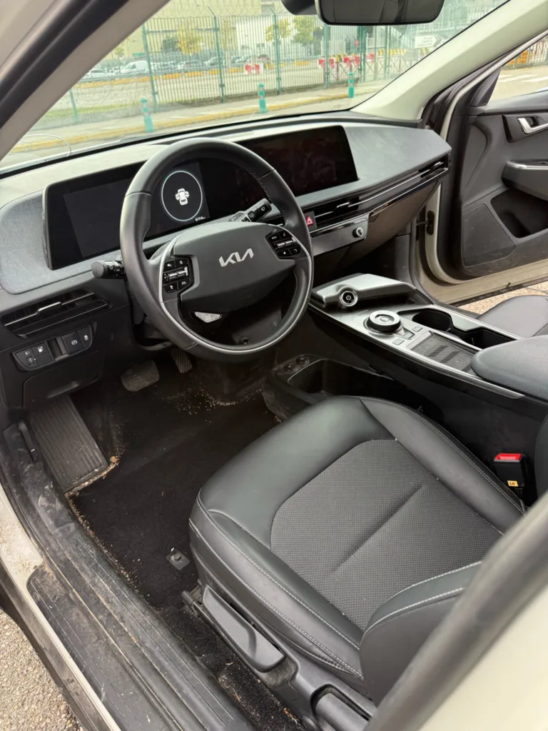 Nettoyage complet d'une Kia Ev6 sur la commune de L’Étrat, service professionnel, finitions hautes performances et rendu esthétique irréprochable