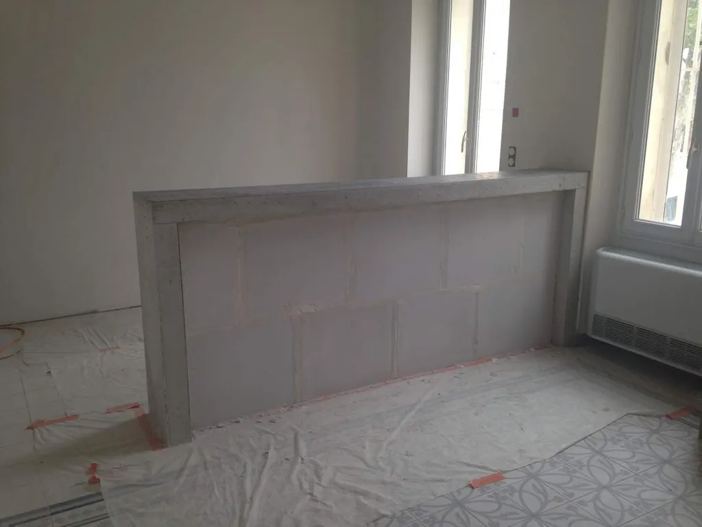 Conception et réalisation d'une banque d'accueil en béton brut de décoffrage à Salon de Provence