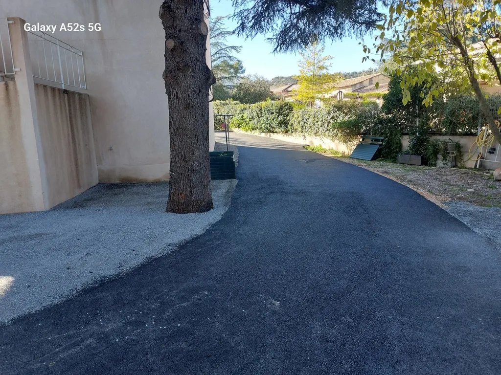 application d'enrobé de bitume noir pour réfection d'un chemin de propriété sur Saint maximin la sainte baume dans ke Var