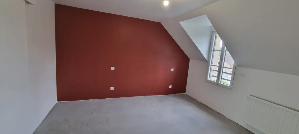 Chantier de peinture finition blanche veloutée au pistolet dans une maison avec quelques murs de couleur, peinture de sol, lasure teintée et vitrificateur dans l'Ouest Parisien(95).