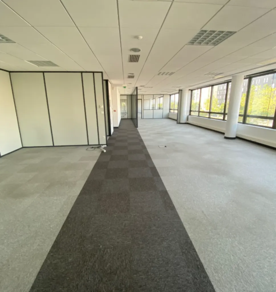 LE HAVRE - A LOUER Bureaux et Locaux Commerciaux de 2 500 m2 divisibles à partir de 412 m2