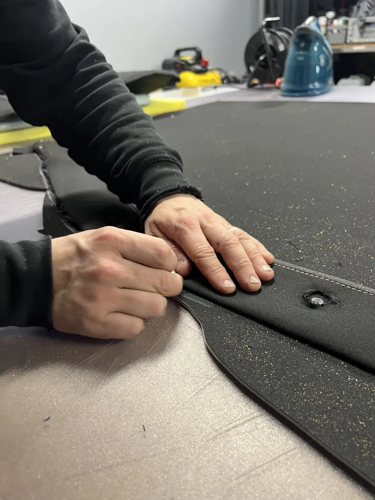 DSP Service à Le Mans élargit son savoir-faire avec l’arrivée de Benjamin, expert en sellerie automobile