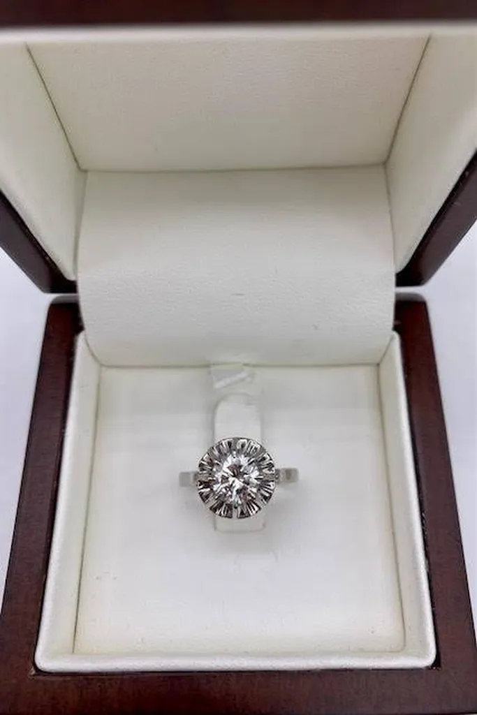 Brillance Intemporelle : Le Solitaire en Platine et Or Blanc d'Or Ligne à côté d'ArcachonL'Amour Scellé en Carat : La Solitaire de 0.98 chez Or Ligne