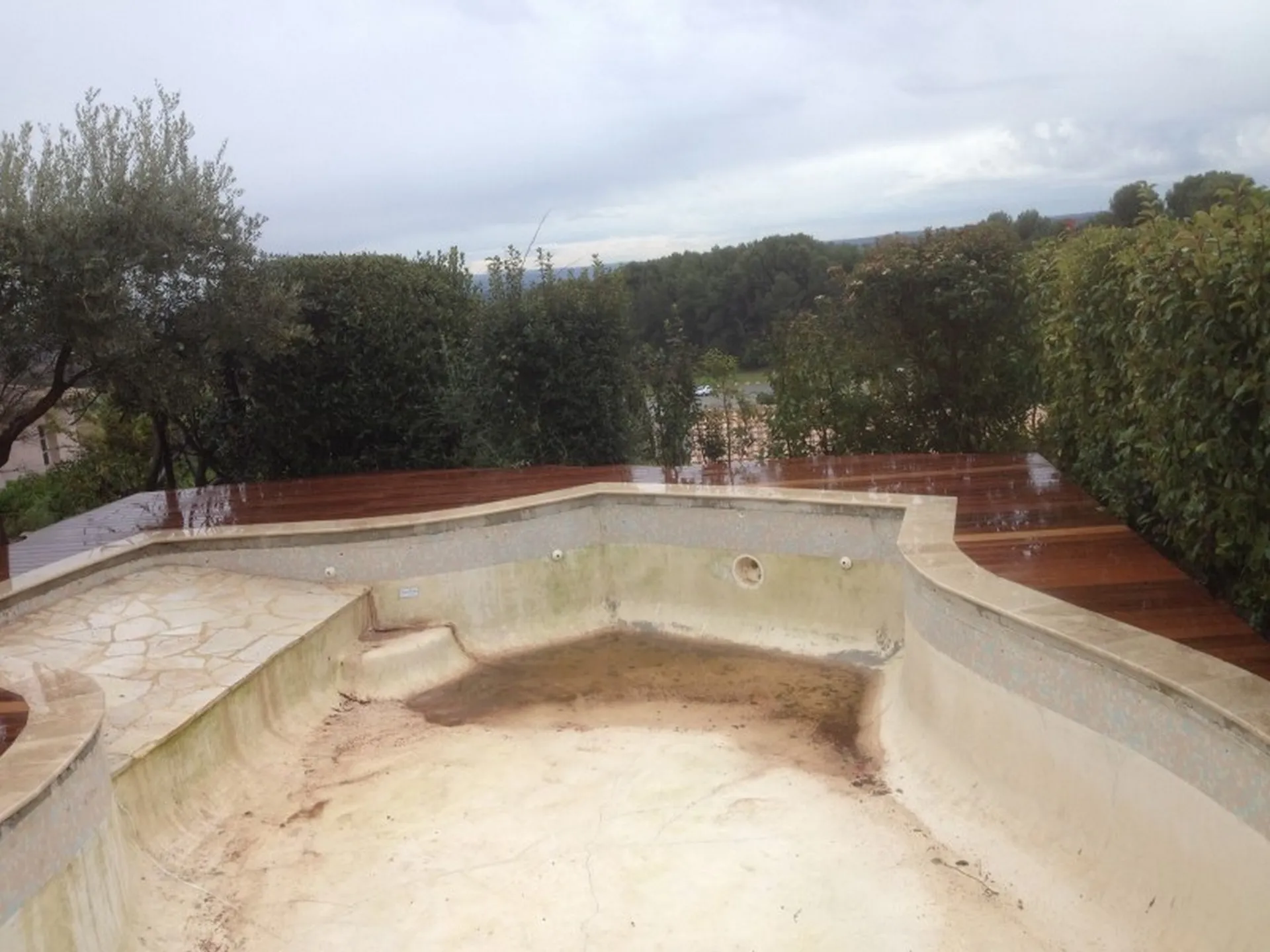 Tour de piscine a forme libre en bois exotique itauba à Eguilles