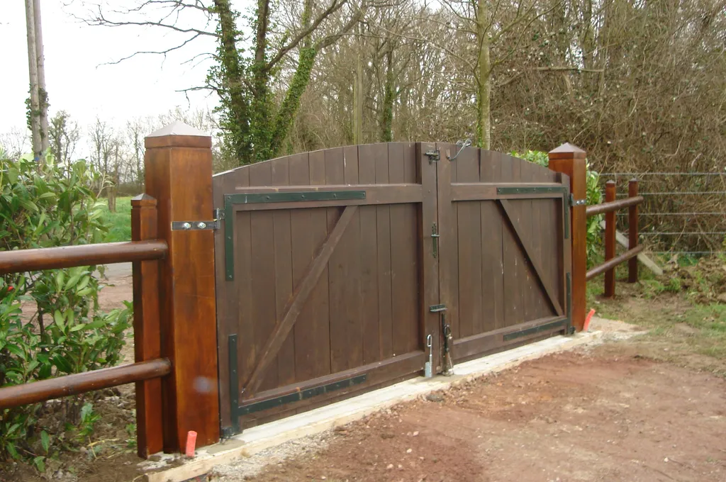 Installation de Portail en bois exotique, Portillon coordonné et Clôtures de jardin au Havre et sa région ou agglomération en Seine-Maritime 76