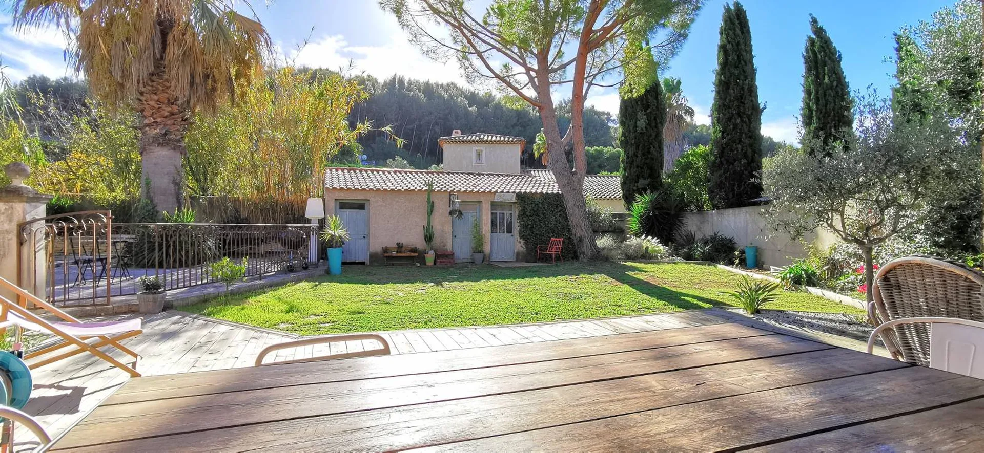 A vendre rez-de-villa T4/5 Cassis  avec terrasses, piscine et garage à 3 kms du port