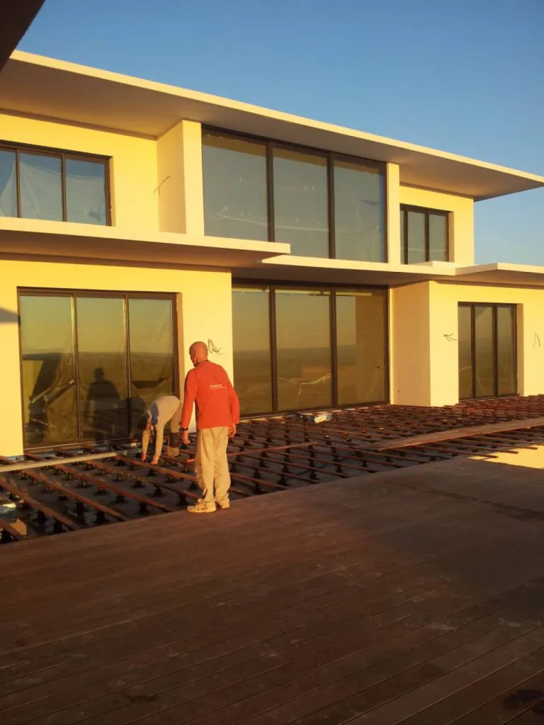 Pose de parquet exterieur pour un contour de piscine en teck à Eguilles.