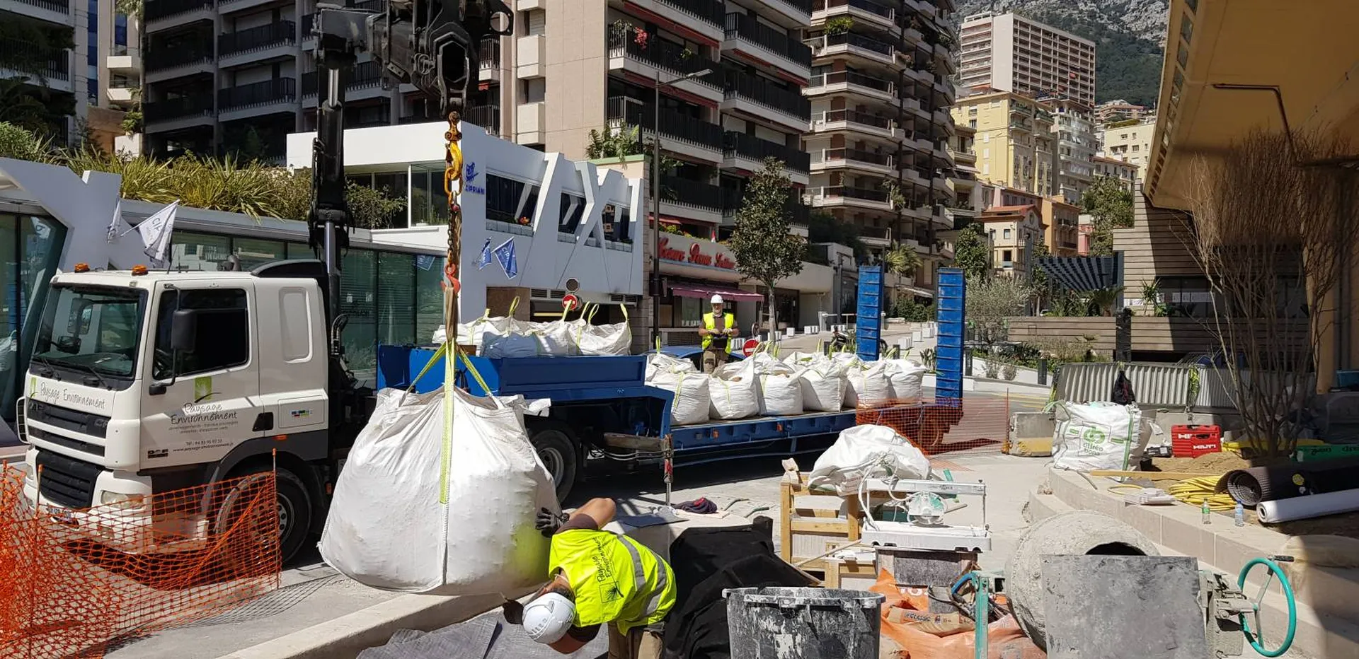 Approvisionnement de terre végétale sur le roond point du Portier, à Monaco