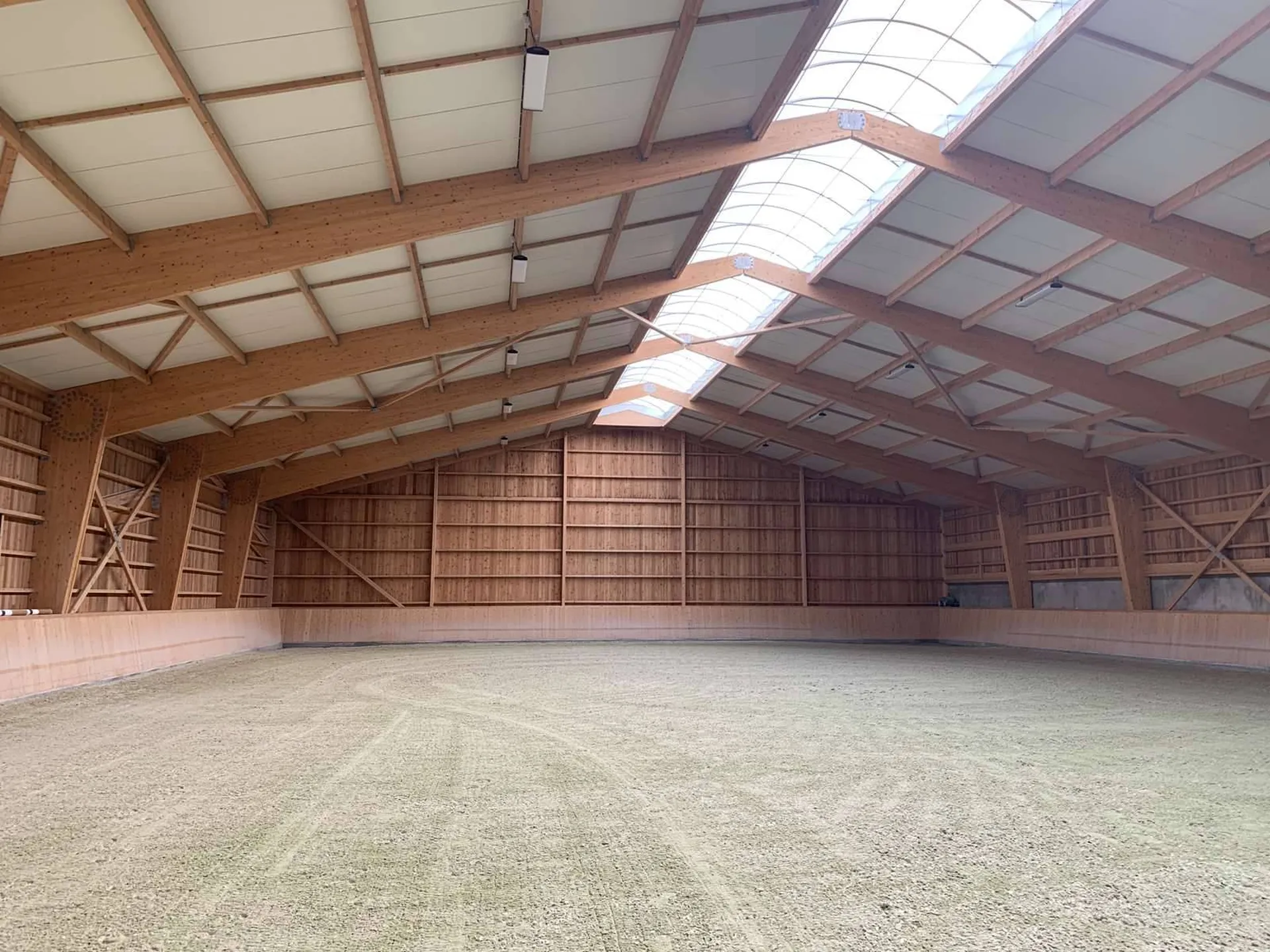 A VENDRE STRUCTURE EQUESTRE MODERNE