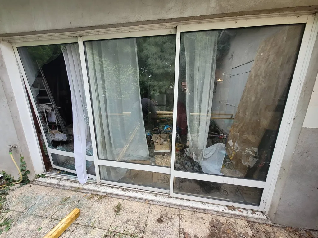 Véranda fracturée à Talence – Intervention rapide pour sécuriser l’accès et protéger l’habitation après une effraction.