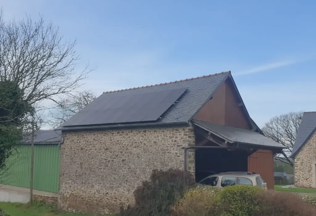 production solaire sur boxe de garage a Libourne et famille profitant d’un éclairage économique.