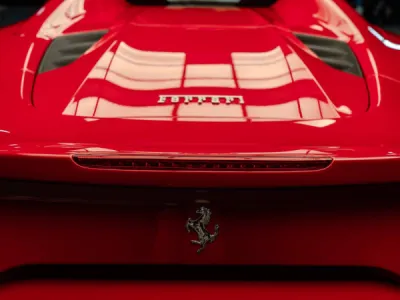 Vue détaillée de la Ferrari 488 entièrement protégée avec film PPF XPEL à Lorient.