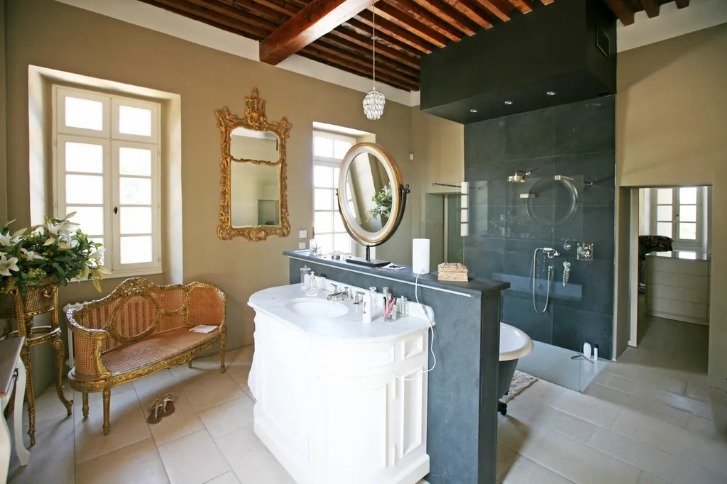 A vendre, château avec dépendances entre Uzès et Avignon   