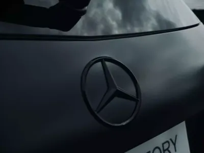 Déchromage du logo arrière d'une Mercedes pour harmoniser la couleur noire de la carrosserie à Saint-Etienne