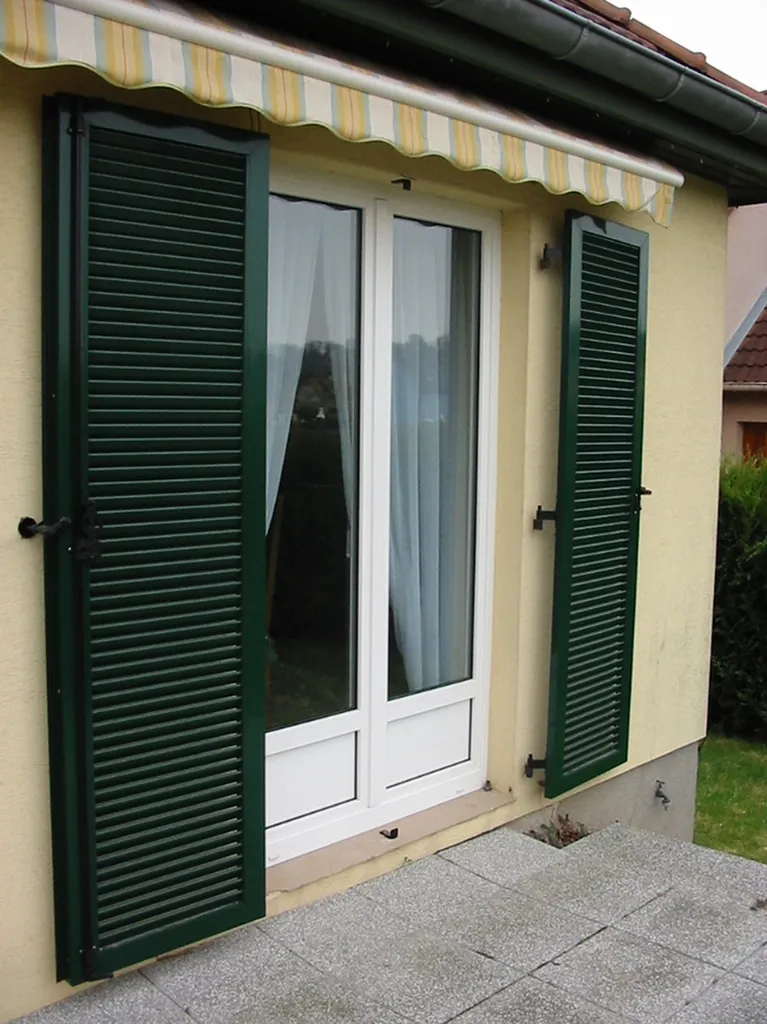 Volet battant aluminium extrudé persienné