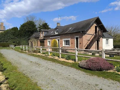 A VENDRE, à 5 minutes de montfort-sur-risle (27290), jolie longère d’environ 155 m² habitable, 4 chambres, dépendances, garage et parcelle de terrain de 4794 m².