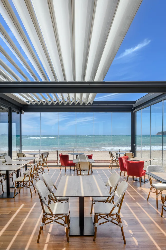 Salle de restaurant Ciel Ouv'air avec toiture rétractable en bord de mer dans le Var