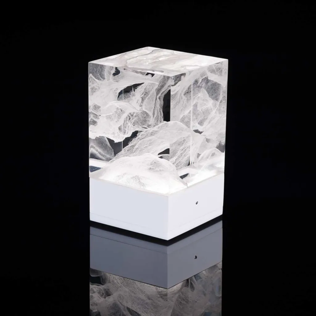 photo lampe design la D-cüb nuages fond noir socle blanc