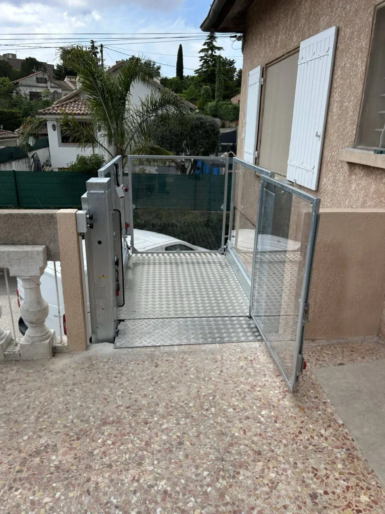 L'accès à l'étage donne sur la terrasse avec cette Strategos installée à Marseille