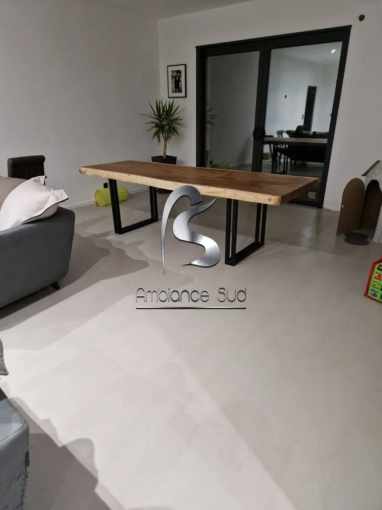 Pose d’un béton ciré avec chape mince fibrée au sol d’une maison neuve à Carry le Rouet 13