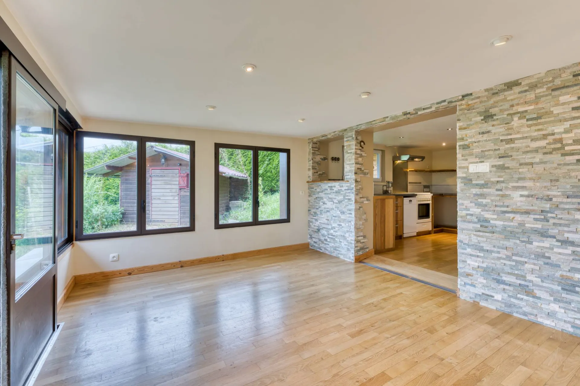 A vendre maison en bois avec appartement indépendant de 34 m2, avec son entrée privée, est idéal pour recevoir ou pour générer un revenu locatif supplémentaire.