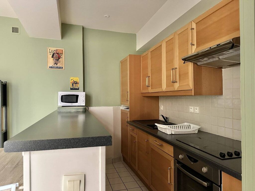 Studio de 36m² au rez-de-chaussée sur cours – Immeuble en brique - Meublé.